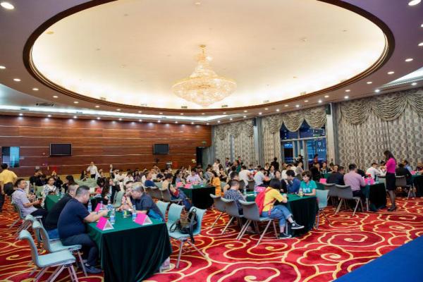 ���ڶYƷ�Ҿ�չ����ʢ��Ļȫ�̸������c�࣡