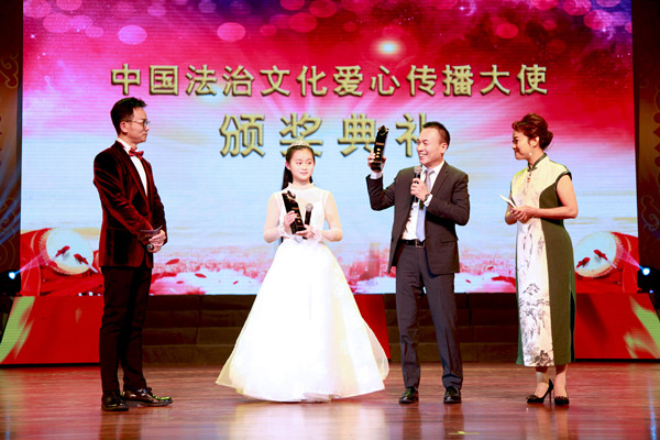 紫羅蘭家紡董事長陳永兵當(dāng)選全國法治愛心大使