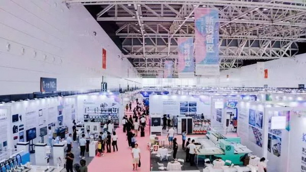 7月26日,第五屆中國(紹興)紡織新材料展在紹興國際會展中心拉開帷幕。500家企業參展,首日5000多名專業觀眾入場,展會炙熱的對接氛圍有如7月的氣浪,使行業快速升溫。海內外企業積極響應,原料龍頭企業高 “復參率”,歷經五屆的新材料展有何獨特魅力? 圖片 圖片 會展品質乘勢而上 本屆新材料展獲得UFI國際展覽協會認證,是工信部、商務部組織的2023年“優供給促升級”系列活動之一,基于往屆資源優勢,對展覽規劃、買家邀約、會務聯動等進行了全線融合升級,展會品質躍升,煥發新的風采。展會由中國長絲織造協會、紹興市商務局、中國國際貿易委員會紹興市委員會、中國國際商會紹興商會、紹興市柯橋區會展業發展中心主辦,浙江三博會展股份有限公司聯合主辦,紹興市柯橋區中國輕紡城展會有限公司承辦,紹興市經信局、浙江省紡織面料設計協會、七彩云、紹興市紡織行業協會協辦。 圖片 圖片 開幕盛況 國際展商同臺賽寶 本次展會共500家展商參展,設新材料、新織造、新設備、新面料四大特色展區,有超10萬款科技纖維、創新面料、紡機設備在展會發布。魏橋紡織、昆山東利、興發化纖、吉林化纖、通用新材料、德州恒豐、佳人新材料、浙江興發、紹興國周、鐠美科等知名紡織龍頭企業參展。紹興新昌紡機產業展團、湖州長興織造產業展團、諸暨繡花機械產業展團、上虞染化料助劑產業展團等區域展團亮相。本屆展會更是引眾多RCEP國家和地區的展商組團奔赴而來,在國際展區,韓國ditto時尚聯盟、緬甸中國商會、莫斯科中小企業工商會等國際展團人氣旺盛。 圖片 企業展區 眾多展商聚焦雙碳熱點,圍繞綠色、健康、智造等方向展開產品角逐。魏橋紡織的生物基綠色環保+抗菌混紡系列、湖州威達集團的綠色環保色紡紗系列、昆山東利的仿生透氣科技面料系列、吳江蘭天織造的UV對抗仿生科技面料、新型雙層直充防寒面料、機能無氨彈力面料等展品亮點頻出,展商企業開啟“搶客”模式,緊抓展會機遇尋求下游合作。本屆展會有更大規模的智能紡機、織機設備企業參展,進一步彰顯國產智能織造的研發水平,鐠美科、浙江康立自控科技、浙江凱成智能設備、浙江瑪雅機電等展位帶來媲美國際水平的最新機械設備,令人矚目。 圖片 設備展區 探索解決行業困惑與瓶頸,是新材料展歷經多屆與各企業總結、達成的共識,也是其不僅在于產品展貿,更在于新理念的交匯的價值內涵。 國際視野論外貿 由中國紡織品進出口商會主辦的2023紹興國際(RCEP)紡織服裝產業論壇系列活動與展會同期同館開幕。論壇以“RCEP新機遇-紡織產業新格局”為主題,就國內紡織產業結構與RCEP國際紡織服裝產業的發展趨勢進行研討與產業對接。中國紡織品進出口商會副會長王宇、韓國時尚服裝人工智能研究所院長金蕙京、緬甸中國紡織服裝協會會長施坤等嘉賓為論壇開幕致辭。 圖片 圖片 論壇開幕式 論壇開幕式后,首場系列活動韓國服飾流行趨勢論壇在展會時尚活動區舉辦,多家韓國時裝品牌聯合走秀,同時Dito&ditto,ISAE,F&PLUS等韓國時尚機構帶來韓國時尚產業與數字技術的發展趨勢分享。后續將陸續舉辦2023生物基纖維材料產業技術論壇、走進中國輕紡城市場對接會、亞洲紡織服裝供應鏈高增長論壇等系列活動。 圖片 圖片 論壇系列活動——韓國服飾流行趨勢論壇 中國纖維展姿態 作為歷屆新材料展重要配套論壇,2023中國紹興紡織新材料論壇將于展會第二日舉辦。將聚集昆山東利、浙江中國輕紡城集團、浙江佳人新材料、紹興隆泰石墨烯、特思達(TESTEX)、廣東人仁康、浙江中紡標、紹興織蛛物聯科技等企業作新產品新項目分享,帶來中國輕紡城紡織新材料采購中心推介,環保面料、再生聚酯新材料、石墨烯等纖維面料創新產品發布,OEKO-TEX® STANDARD 100安全標準、健康紡織品標準、5A光子抗菌、坯布在線檢測等檢測后整理技術分享,諸多亮點值得期待。 圖片 觸摸纖維時尚,躍升品牌能級,纖維材料的性能之變,已經與終端產品在競爭市場的廝殺突圍息息相關,從面料到服裝、家紡,從國內企業到海外品牌,都不能錯過這一場產業對接的盛會。 跨越山海齊聚首 本屆展會借助今年全線升級之勢,全面擴大對面料、服裝業大規模大品牌企業的邀約,并提前進行買家需求的預采集和展商產品的預對接,顯著提升買家熱情和觀展效率。展會首日,丹東華洋紡織服裝、北京奔流野外運動服裝、北京方圣時尚、華紡股份有限公司等品牌買家應邀而來,廣東、湖州、義烏、新疆等十余個地區采購團紛紛到場,更有韓國、俄羅斯、越南、緬甸等數百名海外買家跨越山海來相會,如國際知名服裝品牌 J.K. Apparel、DOBB、LUBOO、YL co.,ltd、CHUNSANGDOO INNOCENCE、DAYGREEN INC等。 圖片 采供對接 商貿對接攬訂單 展會打通產業鏈,延伸展貿對接服務。現場,快時尚跨境電商企業SheIn開啟為期兩天的面料專場、服裝專場閉門采購會,帶來數百類采購需求。國內品牌采購團走進紡織源產地中國輕紡城市場,展開時尚買手與優質原創面料的靈感碰撞。展會第二日,亞洲染料聯合會、韓國纖維產業研究院、莫斯科中小企業商會、越南紡織商會、緬甸中國商會等國際采購團也將進市場與柯橋面料企業接洽外貿訂單。 圖片 圖片 采供對接 2023中國(紹興)紡織新材料展打造了新材料、新技術的信息高地,以國際展會的標準,向內外貿一體化展會平臺成長蛻變,它是當下紡織供應鏈趨勢的具象展示,更是一場中國纖維向世界的傾訴表達。 圖片 圖片 圖片 ?觸摸纖維時尚、躍升品牌能級,第五屆中國(紹興)紡織新材料展盛大開幕