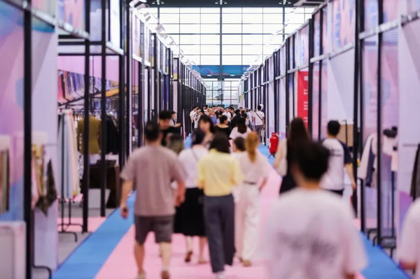 7月26日,第五屆中國(紹興)紡織新材料展在紹興國際會展中心拉開帷幕。500家企業參展,首日5000多名專業觀眾入場,展會炙熱的對接氛圍有如7月的氣浪,使行業快速升溫。海內外企業積極響應,原料龍頭企業高 “復參率”,歷經五屆的新材料展有何獨特魅力? 圖片 圖片 會展品質乘勢而上 本屆新材料展獲得UFI國際展覽協會認證,是工信部、商務部組織的2023年“優供給促升級”系列活動之一,基于往屆資源優勢,對展覽規劃、買家邀約、會務聯動等進行了全線融合升級,展會品質躍升,煥發新的風采。展會由中國長絲織造協會、紹興市商務局、中國國際貿易委員會紹興市委員會、中國國際商會紹興商會、紹興市柯橋區會展業發展中心主辦,浙江三博會展股份有限公司聯合主辦,紹興市柯橋區中國輕紡城展會有限公司承辦,紹興市經信局、浙江省紡織面料設計協會、七彩云、紹興市紡織行業協會協辦。 圖片 圖片 開幕盛況 國際展商同臺賽寶 本次展會共500家展商參展,設新材料、新織造、新設備、新面料四大特色展區,有超10萬款科技纖維、創新面料、紡機設備在展會發布。魏橋紡織、昆山東利、興發化纖、吉林化纖、通用新材料、德州恒豐、佳人新材料、浙江興發、紹興國周、鐠美科等知名紡織龍頭企業參展。紹興新昌紡機產業展團、湖州長興織造產業展團、諸暨繡花機械產業展團、上虞染化料助劑產業展團等區域展團亮相。本屆展會更是引眾多RCEP國家和地區的展商組團奔赴而來,在國際展區,韓國ditto時尚聯盟、緬甸中國商會、莫斯科中小企業工商會等國際展團人氣旺盛。 圖片 企業展區 眾多展商聚焦雙碳熱點,圍繞綠色、健康、智造等方向展開產品角逐。魏橋紡織的生物基綠色環保+抗菌混紡系列、湖州威達集團的綠色環保色紡紗系列、昆山東利的仿生透氣科技面料系列、吳江蘭天織造的UV對抗仿生科技面料、新型雙層直充防寒面料、機能無氨彈力面料等展品亮點頻出,展商企業開啟“搶客”模式,緊抓展會機遇尋求下游合作。本屆展會有更大規模的智能紡機、織機設備企業參展,進一步彰顯國產智能織造的研發水平,鐠美科、浙江康立自控科技、浙江凱成智能設備、浙江瑪雅機電等展位帶來媲美國際水平的最新機械設備,令人矚目。 圖片 設備展區 探索解決行業困惑與瓶頸,是新材料展歷經多屆與各企業總結、達成的共識,也是其不僅在于產品展貿,更在于新理念的交匯的價值內涵。 國際視野論外貿 由中國紡織品進出口商會主辦的2023紹興國際(RCEP)紡織服裝產業論壇系列活動與展會同期同館開幕。論壇以“RCEP新機遇-紡織產業新格局”為主題,就國內紡織產業結構與RCEP國際紡織服裝產業的發展趨勢進行研討與產業對接。中國紡織品進出口商會副會長王宇、韓國時尚服裝人工智能研究所院長金蕙京、緬甸中國紡織服裝協會會長施坤等嘉賓為論壇開幕致辭。 圖片 圖片 論壇開幕式 論壇開幕式后,首場系列活動韓國服飾流行趨勢論壇在展會時尚活動區舉辦,多家韓國時裝品牌聯合走秀,同時Dito&ditto,ISAE,F&PLUS等韓國時尚機構帶來韓國時尚產業與數字技術的發展趨勢分享。后續將陸續舉辦2023生物基纖維材料產業技術論壇、走進中國輕紡城市場對接會、亞洲紡織服裝供應鏈高增長論壇等系列活動。 圖片 圖片 論壇系列活動——韓國服飾流行趨勢論壇 中國纖維展姿態 作為歷屆新材料展重要配套論壇,2023中國紹興紡織新材料論壇將于展會第二日舉辦。將聚集昆山東利、浙江中國輕紡城集團、浙江佳人新材料、紹興隆泰石墨烯、特思達(TESTEX)、廣東人仁康、浙江中紡標、紹興織蛛物聯科技等企業作新產品新項目分享,帶來中國輕紡城紡織新材料采購中心推介,環保面料、再生聚酯新材料、石墨烯等纖維面料創新產品發布,OEKO-TEX® STANDARD 100安全標準、健康紡織品標準、5A光子抗菌、坯布在線檢測等檢測后整理技術分享,諸多亮點值得期待。 圖片 觸摸纖維時尚,躍升品牌能級,纖維材料的性能之變,已經與終端產品在競爭市場的廝殺突圍息息相關,從面料到服裝、家紡,從國內企業到海外品牌,都不能錯過這一場產業對接的盛會。 跨越山海齊聚首 本屆展會借助今年全線升級之勢,全面擴大對面料、服裝業大規模大品牌企業的邀約,并提前進行買家需求的預采集和展商產品的預對接,顯著提升買家熱情和觀展效率。展會首日,丹東華洋紡織服裝、北京奔流野外運動服裝、北京方圣時尚、華紡股份有限公司等品牌買家應邀而來,廣東、湖州、義烏、新疆等十余個地區采購團紛紛到場,更有韓國、俄羅斯、越南、緬甸等數百名海外買家跨越山海來相會,如國際知名服裝品牌 J.K. Apparel、DOBB、LUBOO、YL co.,ltd、CHUNSANGDOO INNOCENCE、DAYGREEN INC等。 圖片 采供對接 商貿對接攬訂單 展會打通產業鏈,延伸展貿對接服務。現場,快時尚跨境電商企業SheIn開啟為期兩天的面料專場、服裝專場閉門采購會,帶來數百類采購需求。國內品牌采購團走進紡織源產地中國輕紡城市場,展開時尚買手與優質原創面料的靈感碰撞。展會第二日,亞洲染料聯合會、韓國纖維產業研究院、莫斯科中小企業商會、越南紡織商會、緬甸中國商會等國際采購團也將進市場與柯橋面料企業接洽外貿訂單。 圖片 圖片 采供對接 2023中國(紹興)紡織新材料展打造了新材料、新技術的信息高地,以國際展會的標準,向內外貿一體化展會平臺成長蛻變,它是當下紡織供應鏈趨勢的具象展示,更是一場中國纖維向世界的傾訴表達。 圖片 圖片 圖片 ?觸摸纖維時尚、躍升品牌能級,第五屆中國(紹興)紡織新材料展盛大開幕