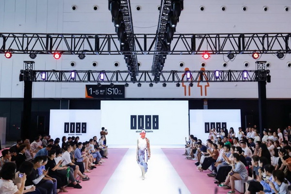 7月26日,第五屆中國(紹興)紡織新材料展在紹興國際會展中心拉開帷幕。500家企業參展,首日5000多名專業觀眾入場,展會炙熱的對接氛圍有如7月的氣浪,使行業快速升溫。海內外企業積極響應,原料龍頭企業高 “復參率”,歷經五屆的新材料展有何獨特魅力? 圖片 圖片 會展品質乘勢而上 本屆新材料展獲得UFI國際展覽協會認證,是工信部、商務部組織的2023年“優供給促升級”系列活動之一,基于往屆資源優勢,對展覽規劃、買家邀約、會務聯動等進行了全線融合升級,展會品質躍升,煥發新的風采。展會由中國長絲織造協會、紹興市商務局、中國國際貿易委員會紹興市委員會、中國國際商會紹興商會、紹興市柯橋區會展業發展中心主辦,浙江三博會展股份有限公司聯合主辦,紹興市柯橋區中國輕紡城展會有限公司承辦,紹興市經信局、浙江省紡織面料設計協會、七彩云、紹興市紡織行業協會協辦。 圖片 圖片 開幕盛況 國際展商同臺賽寶 本次展會共500家展商參展,設新材料、新織造、新設備、新面料四大特色展區,有超10萬款科技纖維、創新面料、紡機設備在展會發布。魏橋紡織、昆山東利、興發化纖、吉林化纖、通用新材料、德州恒豐、佳人新材料、浙江興發、紹興國周、鐠美科等知名紡織龍頭企業參展。紹興新昌紡機產業展團、湖州長興織造產業展團、諸暨繡花機械產業展團、上虞染化料助劑產業展團等區域展團亮相。本屆展會更是引眾多RCEP國家和地區的展商組團奔赴而來,在國際展區,韓國ditto時尚聯盟、緬甸中國商會、莫斯科中小企業工商會等國際展團人氣旺盛。 圖片 企業展區 眾多展商聚焦雙碳熱點,圍繞綠色、健康、智造等方向展開產品角逐。魏橋紡織的生物基綠色環保+抗菌混紡系列、湖州威達集團的綠色環保色紡紗系列、昆山東利的仿生透氣科技面料系列、吳江蘭天織造的UV對抗仿生科技面料、新型雙層直充防寒面料、機能無氨彈力面料等展品亮點頻出,展商企業開啟“搶客”模式,緊抓展會機遇尋求下游合作。本屆展會有更大規模的智能紡機、織機設備企業參展,進一步彰顯國產智能織造的研發水平,鐠美科、浙江康立自控科技、浙江凱成智能設備、浙江瑪雅機電等展位帶來媲美國際水平的最新機械設備,令人矚目。 圖片 設備展區 探索解決行業困惑與瓶頸,是新材料展歷經多屆與各企業總結、達成的共識,也是其不僅在于產品展貿,更在于新理念的交匯的價值內涵。 國際視野論外貿 由中國紡織品進出口商會主辦的2023紹興國際(RCEP)紡織服裝產業論壇系列活動與展會同期同館開幕。論壇以“RCEP新機遇-紡織產業新格局”為主題,就國內紡織產業結構與RCEP國際紡織服裝產業的發展趨勢進行研討與產業對接。中國紡織品進出口商會副會長王宇、韓國時尚服裝人工智能研究所院長金蕙京、緬甸中國紡織服裝協會會長施坤等嘉賓為論壇開幕致辭。 圖片 圖片 論壇開幕式 論壇開幕式后,首場系列活動韓國服飾流行趨勢論壇在展會時尚活動區舉辦,多家韓國時裝品牌聯合走秀,同時Dito&ditto,ISAE,F&PLUS等韓國時尚機構帶來韓國時尚產業與數字技術的發展趨勢分享。后續將陸續舉辦2023生物基纖維材料產業技術論壇、走進中國輕紡城市場對接會、亞洲紡織服裝供應鏈高增長論壇等系列活動。 圖片 圖片 論壇系列活動——韓國服飾流行趨勢論壇 中國纖維展姿態 作為歷屆新材料展重要配套論壇,2023中國紹興紡織新材料論壇將于展會第二日舉辦。將聚集昆山東利、浙江中國輕紡城集團、浙江佳人新材料、紹興隆泰石墨烯、特思達(TESTEX)、廣東人仁康、浙江中紡標、紹興織蛛物聯科技等企業作新產品新項目分享,帶來中國輕紡城紡織新材料采購中心推介,環保面料、再生聚酯新材料、石墨烯等纖維面料創新產品發布,OEKO-TEX® STANDARD 100安全標準、健康紡織品標準、5A光子抗菌、坯布在線檢測等檢測后整理技術分享,諸多亮點值得期待。 圖片 觸摸纖維時尚,躍升品牌能級,纖維材料的性能之變,已經與終端產品在競爭市場的廝殺突圍息息相關,從面料到服裝、家紡,從國內企業到海外品牌,都不能錯過這一場產業對接的盛會。 跨越山海齊聚首 本屆展會借助今年全線升級之勢,全面擴大對面料、服裝業大規模大品牌企業的邀約,并提前進行買家需求的預采集和展商產品的預對接,顯著提升買家熱情和觀展效率。展會首日,丹東華洋紡織服裝、北京奔流野外運動服裝、北京方圣時尚、華紡股份有限公司等品牌買家應邀而來,廣東、湖州、義烏、新疆等十余個地區采購團紛紛到場,更有韓國、俄羅斯、越南、緬甸等數百名海外買家跨越山海來相會,如國際知名服裝品牌 J.K. Apparel、DOBB、LUBOO、YL co.,ltd、CHUNSANGDOO INNOCENCE、DAYGREEN INC等。 圖片 采供對接 商貿對接攬訂單 展會打通產業鏈,延伸展貿對接服務。現場,快時尚跨境電商企業SheIn開啟為期兩天的面料專場、服裝專場閉門采購會,帶來數百類采購需求。國內品牌采購團走進紡織源產地中國輕紡城市場,展開時尚買手與優質原創面料的靈感碰撞。展會第二日,亞洲染料聯合會、韓國纖維產業研究院、莫斯科中小企業商會、越南紡織商會、緬甸中國商會等國際采購團也將進市場與柯橋面料企業接洽外貿訂單。 圖片 圖片 采供對接 2023中國(紹興)紡織新材料展打造了新材料、新技術的信息高地,以國際展會的標準,向內外貿一體化展會平臺成長蛻變,它是當下紡織供應鏈趨勢的具象展示,更是一場中國纖維向世界的傾訴表達。 圖片 圖片 圖片 ?觸摸纖維時尚、躍升品牌能級,第五屆中國(紹興)紡織新材料展盛大開幕