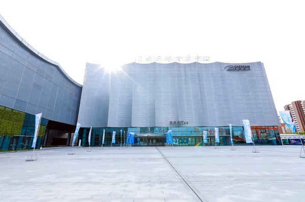 7月26日,第五屆中國(紹興)紡織新材料展在紹興國際會展中心拉開帷幕。500家企業參展,首日5000多名專業觀眾入場,展會炙熱的對接氛圍有如7月的氣浪,使行業快速升溫。海內外企業積極響應,原料龍頭企業高 “復參率”,歷經五屆的新材料展有何獨特魅力? 圖片 圖片 會展品質乘勢而上 本屆新材料展獲得UFI國際展覽協會認證,是工信部、商務部組織的2023年“優供給促升級”系列活動之一,基于往屆資源優勢,對展覽規劃、買家邀約、會務聯動等進行了全線融合升級,展會品質躍升,煥發新的風采。展會由中國長絲織造協會、紹興市商務局、中國國際貿易委員會紹興市委員會、中國國際商會紹興商會、紹興市柯橋區會展業發展中心主辦,浙江三博會展股份有限公司聯合主辦,紹興市柯橋區中國輕紡城展會有限公司承辦,紹興市經信局、浙江省紡織面料設計協會、七彩云、紹興市紡織行業協會協辦。 圖片 圖片 開幕盛況 國際展商同臺賽寶 本次展會共500家展商參展,設新材料、新織造、新設備、新面料四大特色展區,有超10萬款科技纖維、創新面料、紡機設備在展會發布。魏橋紡織、昆山東利、興發化纖、吉林化纖、通用新材料、德州恒豐、佳人新材料、浙江興發、紹興國周、鐠美科等知名紡織龍頭企業參展。紹興新昌紡機產業展團、湖州長興織造產業展團、諸暨繡花機械產業展團、上虞染化料助劑產業展團等區域展團亮相。本屆展會更是引眾多RCEP國家和地區的展商組團奔赴而來,在國際展區,韓國ditto時尚聯盟、緬甸中國商會、莫斯科中小企業工商會等國際展團人氣旺盛。 圖片 企業展區 眾多展商聚焦雙碳熱點,圍繞綠色、健康、智造等方向展開產品角逐。魏橋紡織的生物基綠色環保+抗菌混紡系列、湖州威達集團的綠色環保色紡紗系列、昆山東利的仿生透氣科技面料系列、吳江蘭天織造的UV對抗仿生科技面料、新型雙層直充防寒面料、機能無氨彈力面料等展品亮點頻出,展商企業開啟“搶客”模式,緊抓展會機遇尋求下游合作。本屆展會有更大規模的智能紡機、織機設備企業參展,進一步彰顯國產智能織造的研發水平,鐠美科、浙江康立自控科技、浙江凱成智能設備、浙江瑪雅機電等展位帶來媲美國際水平的最新機械設備,令人矚目。 圖片 設備展區 探索解決行業困惑與瓶頸,是新材料展歷經多屆與各企業總結、達成的共識,也是其不僅在于產品展貿,更在于新理念的交匯的價值內涵。 國際視野論外貿 由中國紡織品進出口商會主辦的2023紹興國際(RCEP)紡織服裝產業論壇系列活動與展會同期同館開幕。論壇以“RCEP新機遇-紡織產業新格局”為主題,就國內紡織產業結構與RCEP國際紡織服裝產業的發展趨勢進行研討與產業對接。中國紡織品進出口商會副會長王宇、韓國時尚服裝人工智能研究所院長金蕙京、緬甸中國紡織服裝協會會長施坤等嘉賓為論壇開幕致辭。 圖片 圖片 論壇開幕式 論壇開幕式后,首場系列活動韓國服飾流行趨勢論壇在展會時尚活動區舉辦,多家韓國時裝品牌聯合走秀,同時Dito&ditto,ISAE,F&PLUS等韓國時尚機構帶來韓國時尚產業與數字技術的發展趨勢分享。后續將陸續舉辦2023生物基纖維材料產業技術論壇、走進中國輕紡城市場對接會、亞洲紡織服裝供應鏈高增長論壇等系列活動。 圖片 圖片 論壇系列活動——韓國服飾流行趨勢論壇 中國纖維展姿態 作為歷屆新材料展重要配套論壇,2023中國紹興紡織新材料論壇將于展會第二日舉辦。將聚集昆山東利、浙江中國輕紡城集團、浙江佳人新材料、紹興隆泰石墨烯、特思達(TESTEX)、廣東人仁康、浙江中紡標、紹興織蛛物聯科技等企業作新產品新項目分享,帶來中國輕紡城紡織新材料采購中心推介,環保面料、再生聚酯新材料、石墨烯等纖維面料創新產品發布,OEKO-TEX® STANDARD 100安全標準、健康紡織品標準、5A光子抗菌、坯布在線檢測等檢測后整理技術分享,諸多亮點值得期待。 圖片 觸摸纖維時尚,躍升品牌能級,纖維材料的性能之變,已經與終端產品在競爭市場的廝殺突圍息息相關,從面料到服裝、家紡,從國內企業到海外品牌,都不能錯過這一場產業對接的盛會。 跨越山海齊聚首 本屆展會借助今年全線升級之勢,全面擴大對面料、服裝業大規模大品牌企業的邀約,并提前進行買家需求的預采集和展商產品的預對接,顯著提升買家熱情和觀展效率。展會首日,丹東華洋紡織服裝、北京奔流野外運動服裝、北京方圣時尚、華紡股份有限公司等品牌買家應邀而來,廣東、湖州、義烏、新疆等十余個地區采購團紛紛到場,更有韓國、俄羅斯、越南、緬甸等數百名海外買家跨越山海來相會,如國際知名服裝品牌 J.K. Apparel、DOBB、LUBOO、YL co.,ltd、CHUNSANGDOO INNOCENCE、DAYGREEN INC等。 圖片 采供對接 商貿對接攬訂單 展會打通產業鏈,延伸展貿對接服務。現場,快時尚跨境電商企業SheIn開啟為期兩天的面料專場、服裝專場閉門采購會,帶來數百類采購需求。國內品牌采購團走進紡織源產地中國輕紡城市場,展開時尚買手與優質原創面料的靈感碰撞。展會第二日,亞洲染料聯合會、韓國纖維產業研究院、莫斯科中小企業商會、越南紡織商會、緬甸中國商會等國際采購團也將進市場與柯橋面料企業接洽外貿訂單。 圖片 圖片 采供對接 2023中國(紹興)紡織新材料展打造了新材料、新技術的信息高地,以國際展會的標準,向內外貿一體化展會平臺成長蛻變,它是當下紡織供應鏈趨勢的具象展示,更是一場中國纖維向世界的傾訴表達。 圖片 圖片 圖片 ?觸摸纖維時尚、躍升品牌能級,第五屆中國(紹興)紡織新材料展盛大開幕