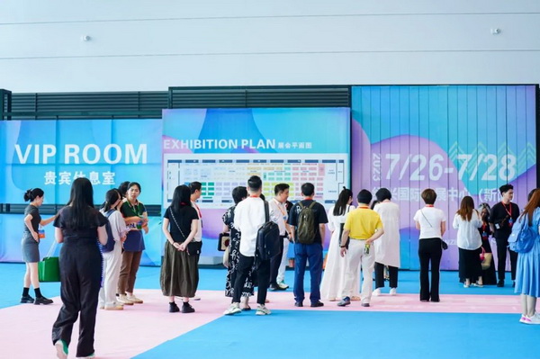 7月26日,第五屆中國(紹興)紡織新材料展在紹興國際會展中心拉開帷幕。500家企業參展,首日5000多名專業觀眾入場,展會炙熱的對接氛圍有如7月的氣浪,使行業快速升溫。海內外企業積極響應,原料龍頭企業高 “復參率”,歷經五屆的新材料展有何獨特魅力? 圖片 圖片 會展品質乘勢而上 本屆新材料展獲得UFI國際展覽協會認證,是工信部、商務部組織的2023年“優供給促升級”系列活動之一,基于往屆資源優勢,對展覽規劃、買家邀約、會務聯動等進行了全線融合升級,展會品質躍升,煥發新的風采。展會由中國長絲織造協會、紹興市商務局、中國國際貿易委員會紹興市委員會、中國國際商會紹興商會、紹興市柯橋區會展業發展中心主辦,浙江三博會展股份有限公司聯合主辦,紹興市柯橋區中國輕紡城展會有限公司承辦,紹興市經信局、浙江省紡織面料設計協會、七彩云、紹興市紡織行業協會協辦。 圖片 圖片 開幕盛況 國際展商同臺賽寶 本次展會共500家展商參展,設新材料、新織造、新設備、新面料四大特色展區,有超10萬款科技纖維、創新面料、紡機設備在展會發布。魏橋紡織、昆山東利、興發化纖、吉林化纖、通用新材料、德州恒豐、佳人新材料、浙江興發、紹興國周、鐠美科等知名紡織龍頭企業參展。紹興新昌紡機產業展團、湖州長興織造產業展團、諸暨繡花機械產業展團、上虞染化料助劑產業展團等區域展團亮相。本屆展會更是引眾多RCEP國家和地區的展商組團奔赴而來,在國際展區,韓國ditto時尚聯盟、緬甸中國商會、莫斯科中小企業工商會等國際展團人氣旺盛。 圖片 企業展區 眾多展商聚焦雙碳熱點,圍繞綠色、健康、智造等方向展開產品角逐。魏橋紡織的生物基綠色環保+抗菌混紡系列、湖州威達集團的綠色環保色紡紗系列、昆山東利的仿生透氣科技面料系列、吳江蘭天織造的UV對抗仿生科技面料、新型雙層直充防寒面料、機能無氨彈力面料等展品亮點頻出,展商企業開啟“搶客”模式,緊抓展會機遇尋求下游合作。本屆展會有更大規模的智能紡機、織機設備企業參展,進一步彰顯國產智能織造的研發水平,鐠美科、浙江康立自控科技、浙江凱成智能設備、浙江瑪雅機電等展位帶來媲美國際水平的最新機械設備,令人矚目。 圖片 設備展區 探索解決行業困惑與瓶頸,是新材料展歷經多屆與各企業總結、達成的共識,也是其不僅在于產品展貿,更在于新理念的交匯的價值內涵。 國際視野論外貿 由中國紡織品進出口商會主辦的2023紹興國際(RCEP)紡織服裝產業論壇系列活動與展會同期同館開幕。論壇以“RCEP新機遇-紡織產業新格局”為主題,就國內紡織產業結構與RCEP國際紡織服裝產業的發展趨勢進行研討與產業對接。中國紡織品進出口商會副會長王宇、韓國時尚服裝人工智能研究所院長金蕙京、緬甸中國紡織服裝協會會長施坤等嘉賓為論壇開幕致辭。 圖片 圖片 論壇開幕式 論壇開幕式后,首場系列活動韓國服飾流行趨勢論壇在展會時尚活動區舉辦,多家韓國時裝品牌聯合走秀,同時Dito&ditto,ISAE,F&PLUS等韓國時尚機構帶來韓國時尚產業與數字技術的發展趨勢分享。后續將陸續舉辦2023生物基纖維材料產業技術論壇、走進中國輕紡城市場對接會、亞洲紡織服裝供應鏈高增長論壇等系列活動。 圖片 圖片 論壇系列活動——韓國服飾流行趨勢論壇 中國纖維展姿態 作為歷屆新材料展重要配套論壇,2023中國紹興紡織新材料論壇將于展會第二日舉辦。將聚集昆山東利、浙江中國輕紡城集團、浙江佳人新材料、紹興隆泰石墨烯、特思達(TESTEX)、廣東人仁康、浙江中紡標、紹興織蛛物聯科技等企業作新產品新項目分享,帶來中國輕紡城紡織新材料采購中心推介,環保面料、再生聚酯新材料、石墨烯等纖維面料創新產品發布,OEKO-TEX® STANDARD 100安全標準、健康紡織品標準、5A光子抗菌、坯布在線檢測等檢測后整理技術分享,諸多亮點值得期待。 圖片 觸摸纖維時尚,躍升品牌能級,纖維材料的性能之變,已經與終端產品在競爭市場的廝殺突圍息息相關,從面料到服裝、家紡,從國內企業到海外品牌,都不能錯過這一場產業對接的盛會。 跨越山海齊聚首 本屆展會借助今年全線升級之勢,全面擴大對面料、服裝業大規模大品牌企業的邀約,并提前進行買家需求的預采集和展商產品的預對接,顯著提升買家熱情和觀展效率。展會首日,丹東華洋紡織服裝、北京奔流野外運動服裝、北京方圣時尚、華紡股份有限公司等品牌買家應邀而來,廣東、湖州、義烏、新疆等十余個地區采購團紛紛到場,更有韓國、俄羅斯、越南、緬甸等數百名海外買家跨越山海來相會,如國際知名服裝品牌 J.K. Apparel、DOBB、LUBOO、YL co.,ltd、CHUNSANGDOO INNOCENCE、DAYGREEN INC等。 圖片 采供對接 商貿對接攬訂單 展會打通產業鏈,延伸展貿對接服務。現場,快時尚跨境電商企業SheIn開啟為期兩天的面料專場、服裝專場閉門采購會,帶來數百類采購需求。國內品牌采購團走進紡織源產地中國輕紡城市場,展開時尚買手與優質原創面料的靈感碰撞。展會第二日,亞洲染料聯合會、韓國纖維產業研究院、莫斯科中小企業商會、越南紡織商會、緬甸中國商會等國際采購團也將進市場與柯橋面料企業接洽外貿訂單。 圖片 圖片 采供對接 2023中國(紹興)紡織新材料展打造了新材料、新技術的信息高地,以國際展會的標準,向內外貿一體化展會平臺成長蛻變,它是當下紡織供應鏈趨勢的具象展示,更是一場中國纖維向世界的傾訴表達。 圖片 圖片 圖片 ?觸摸纖維時尚、躍升品牌能級,第五屆中國(紹興)紡織新材料展盛大開幕