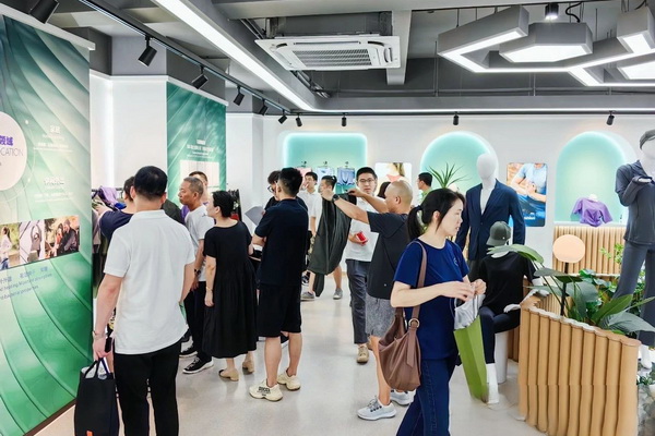 石墨烯紡織產(chǎn)業(yè)論壇暨&ldquo;烯創(chuàng)未來(lái)&rdquo;中國(guó)（寧波）創(chuàng)業(yè)創(chuàng)新大賽方案發(fā)布、寧波尚烯科技有限公司開業(yè)慶典系列活動(dòng)在寧波市鎮(zhèn)海區(qū)九龍湖鎮(zhèn)國(guó)家石墨烯創(chuàng)新中心圓滿舉行。