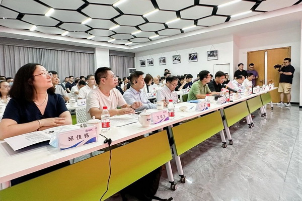 石墨烯紡織產(chǎn)業(yè)論壇暨&ldquo;烯創(chuàng)未來(lái)&rdquo;中國(guó)（寧波）創(chuàng)業(yè)創(chuàng)新大賽方案發(fā)布、寧波尚烯科技有限公司開業(yè)慶典系列活動(dòng)在寧波市鎮(zhèn)海區(qū)九龍湖鎮(zhèn)國(guó)家石墨烯創(chuàng)新中心圓滿舉行。