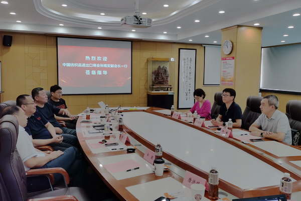 中國紡織品進出口商會副會長張錫安一行調研青島家紡行業