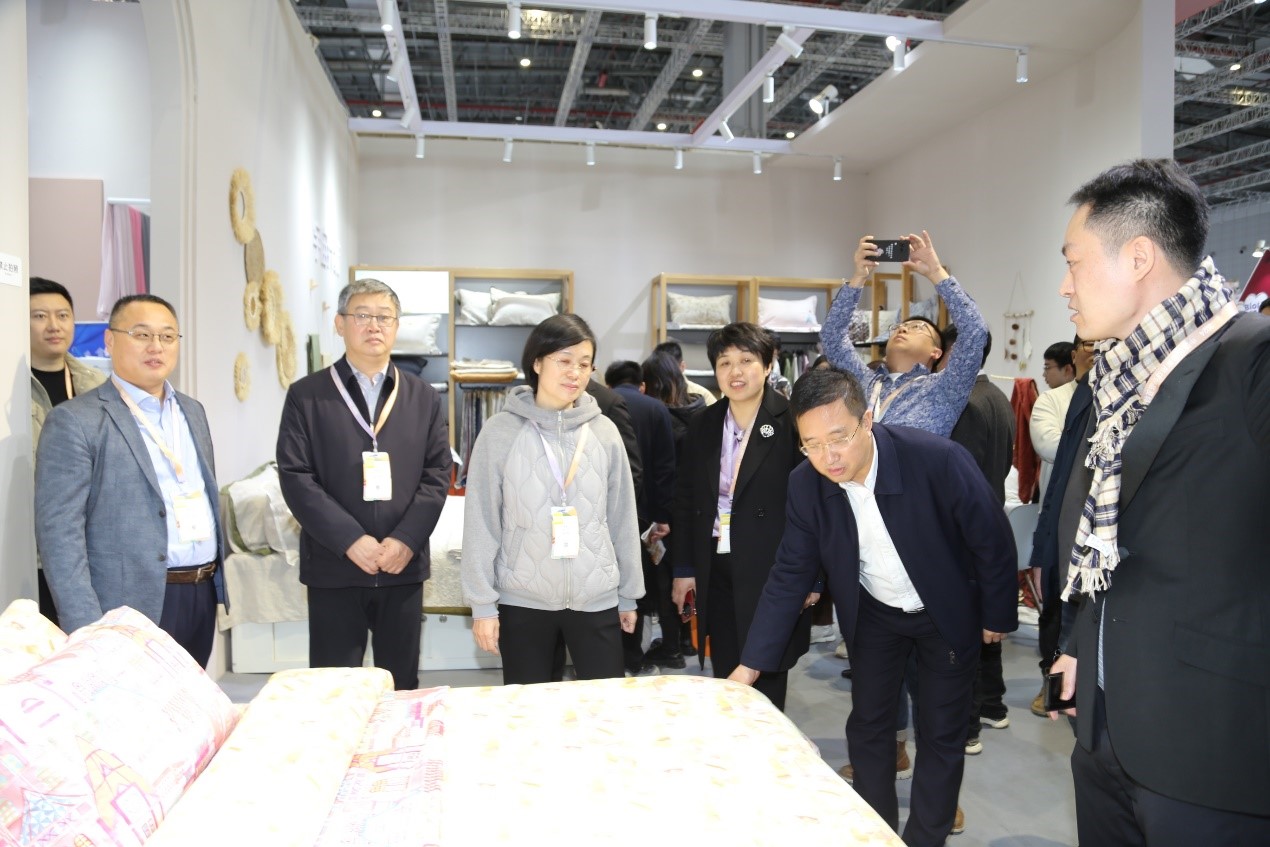 青島組團參加intertextile家紡展，副市長趙燕一行蒞臨考察