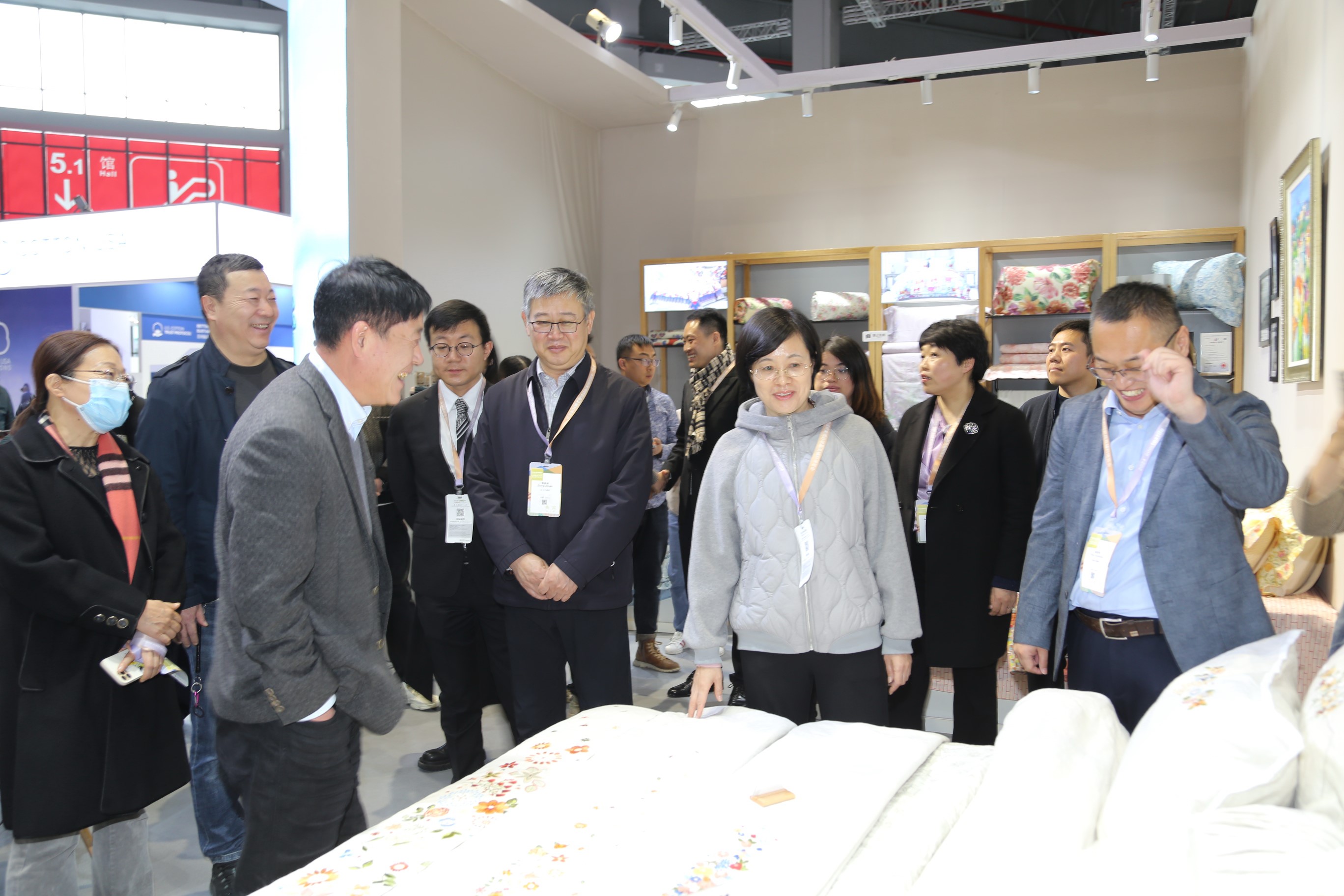 青島組團參加intertextile家紡展，副市長趙燕一行蒞臨考察