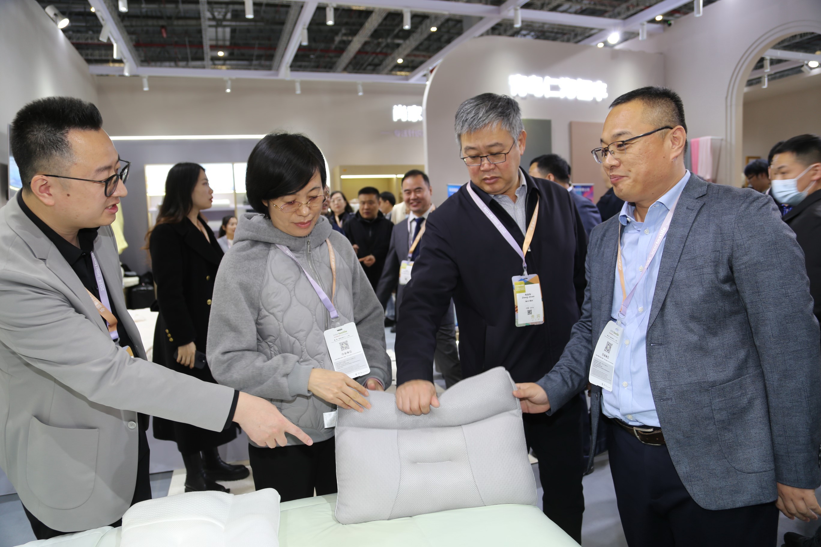 青島組團參加intertextile家紡展，副市長趙燕一行蒞臨考察