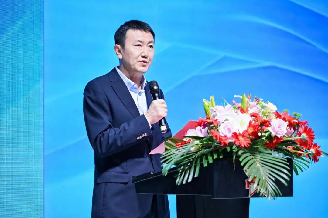 好面料在柯橋聚集2024中國面料之星啟動儀式暨知名服飾品牌趨勢交流分享會在紹興國際會展中心成功舉辦。