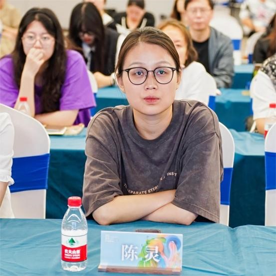 把握展陳設計前沿趨勢，柯橋天天時尚為紡企提供展廳升級實用指南！