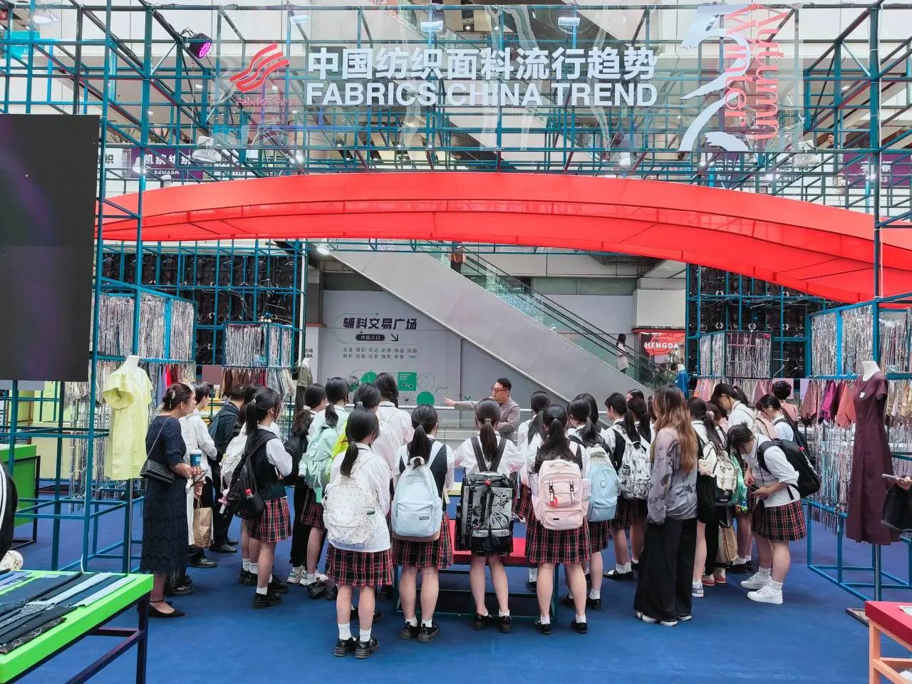 釋放靈感，引領潮流！2025/26秋冬中國紡織面輔料流行趨勢在廣州國際輕紡城精彩發(fā)布！