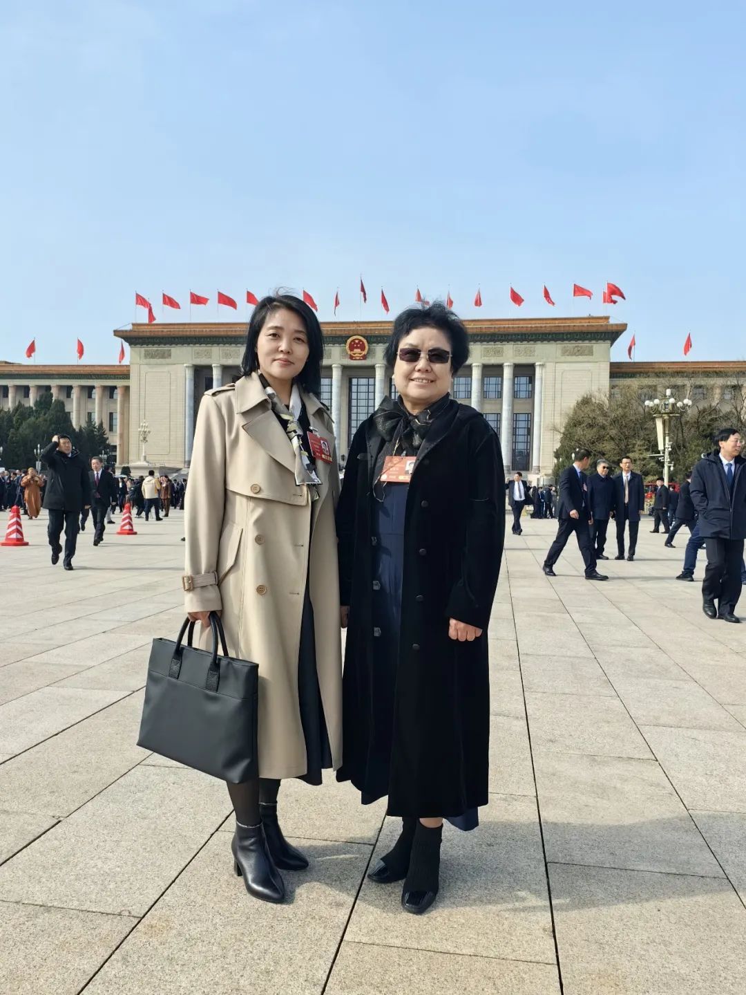 3月3日上午,出席十四屆全國人大三次會議的駐冀全國人大代表和出席全國政協十四屆三次會議的住冀全國政協委員從石家莊啟程赴京。石家莊“紡織人”贊皇縣原村土布專業合作社理事長崔雪琴和石家莊常山恒新紡織有限公司恒盛分公司織造車間教檢工馮麗朝隨河北代表團一同赴京報到。3月4日,崔雪琴、馮麗朝兩位石家莊“紡織人”同來自全國各地的全國人大代表一道步入了北京人民大會堂,共同參加十四屆全國人大三次會議預備會議。會前崔雪琴、馮麗朝在人民大會堂外合影,留下了珍貴的紀念。會前,崔雪琴、馮麗朝結合各自工作實際和熟悉領域,深入基層開展調查研究,精心準備議案建議。赴京參會途中,她倆圍繞京津冀協同發展、民營經濟、新質生產力、鄉村振興等普遍關注的問題與同行的代表委員展開熱烈討論。到達駐地,她倆立即投入會前緊張的準備工作,繼續修改認真準備好的建議。崔雪琴崔雪琴帶來了《關于倡導國人穿國風服飾 弘揚國風服飾文化 推動民族服裝產業振興的建議》。馮麗朝馮麗朝帶來了《關于進一步加強發揮勞模工匠引領作用的建議》。全國人大代表崔雪琴、馮麗朝這兩位石家莊優秀紡織人,共赴春天之約,共盡代表職責。