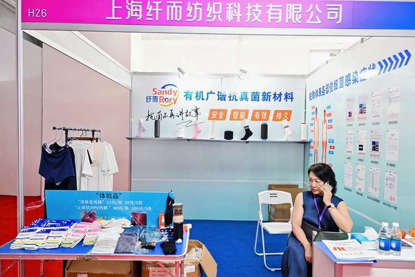 71K 有 機 廣 譜 抗 菌材 料 ， 是 將 抗 菌 母 粒 與 普 通 尼 龍 母 粒 熔融 后 ， 在 生 產 時 形 成 不 同 濃 度 的 長 絲 或短 纖 ， 按 不 同 需 求 比 例,將 其 混 紡 或 直 接噴 絲,應 用 在 針 織 、 梭 織 或 無 紡 布 等 貼 膚 類 產 品 中,起 到滅菌、防霉、消 臭 的 效 果，71K不含銀、銅、鋅、鉛、鋇等重 金 屬 和 納 米 級 材料，屬 有 機(高分子化合物)&ldquo;非溶出型&rdquo;的安 全 抗 菌 材 料。