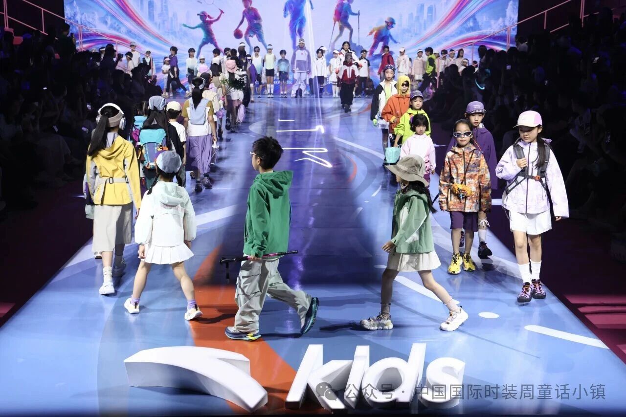 安踏兒童&ldquo;競(jìng)界新生&rdquo;開(kāi)幕秀活力開(kāi)啟2026中國(guó)國(guó)際時(shí)裝周&middot;童話小鎮(zhèn)